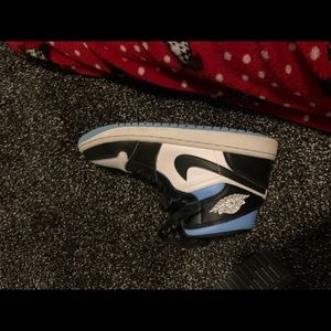 Wmns Air Jordan 1 Mid
'University Blue'